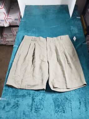 Bungalow Brand Shorts Size 40 Mens Beige Bermuda Beach Stretch Pleated NWT
